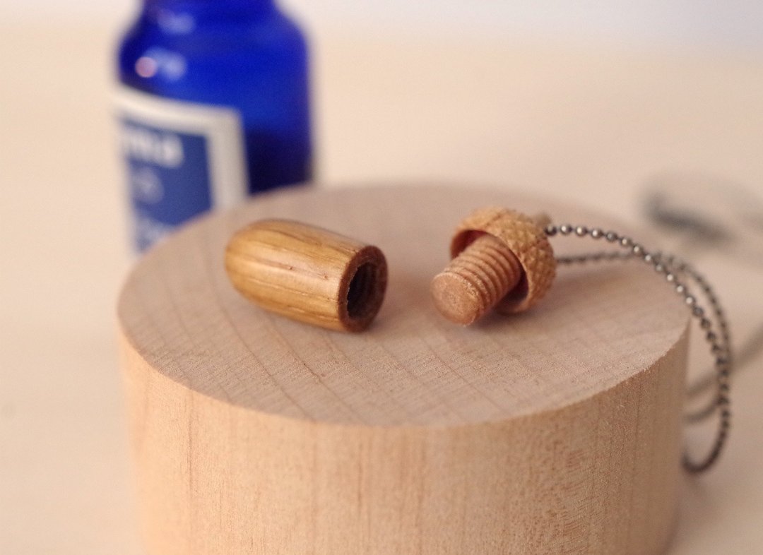 Aroma diffuser,  Pendant, Wood Carving Acorn, Oak & Maple - 项链 - 木头 橘色
