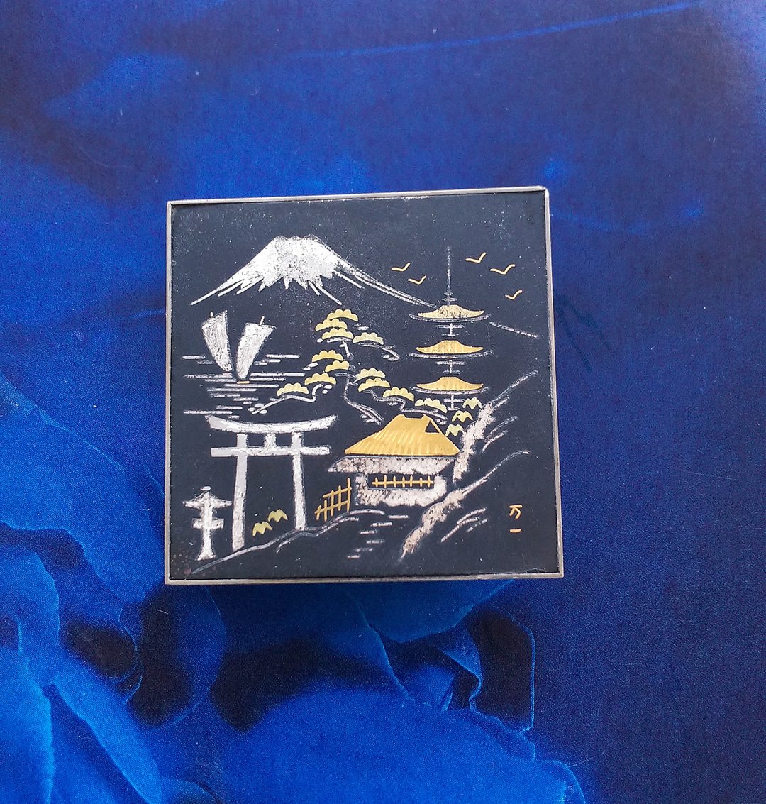 【西洋古董饰品 】Japan Damascene  富士山鸟居图 别针 胸针 - 胸针 - 其他材质 金色