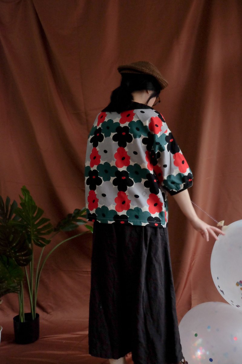 日式短板黑领澎澎袖衬衫款 三色花 - 女装上衣 - 棉 白色