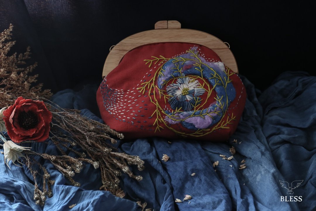 红色羊毛毡刺绣木制口金包 - 侧背包/斜挎包 - 棉 