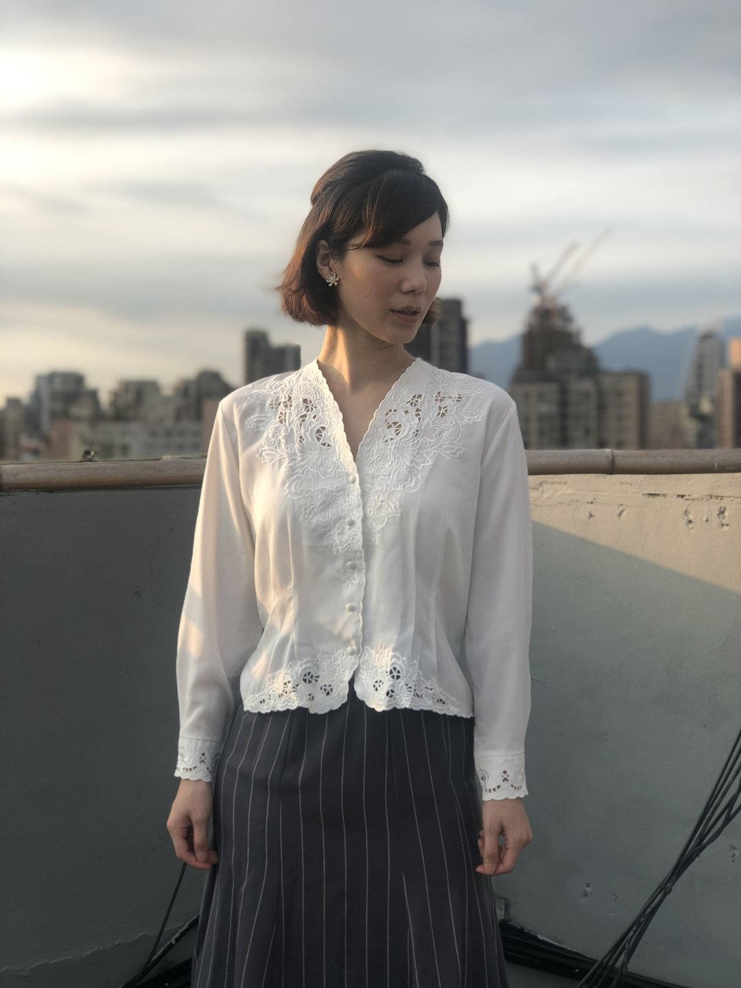 优雅蕾丝领口下摆衬衫 - 女装上衣 - 其他材质 白色