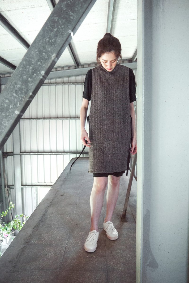 Arti 小高领绑带罩衫 - 女装背心 - 棉．麻 咖啡色