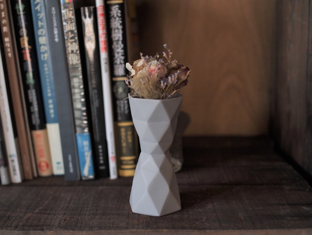 origami vase for one flower (tower) gray - 花瓶/陶器 - 陶 灰色