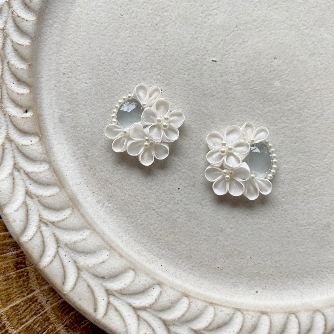 aquamarine flower earring - 耳环/耳夹 - 半宝石 白色