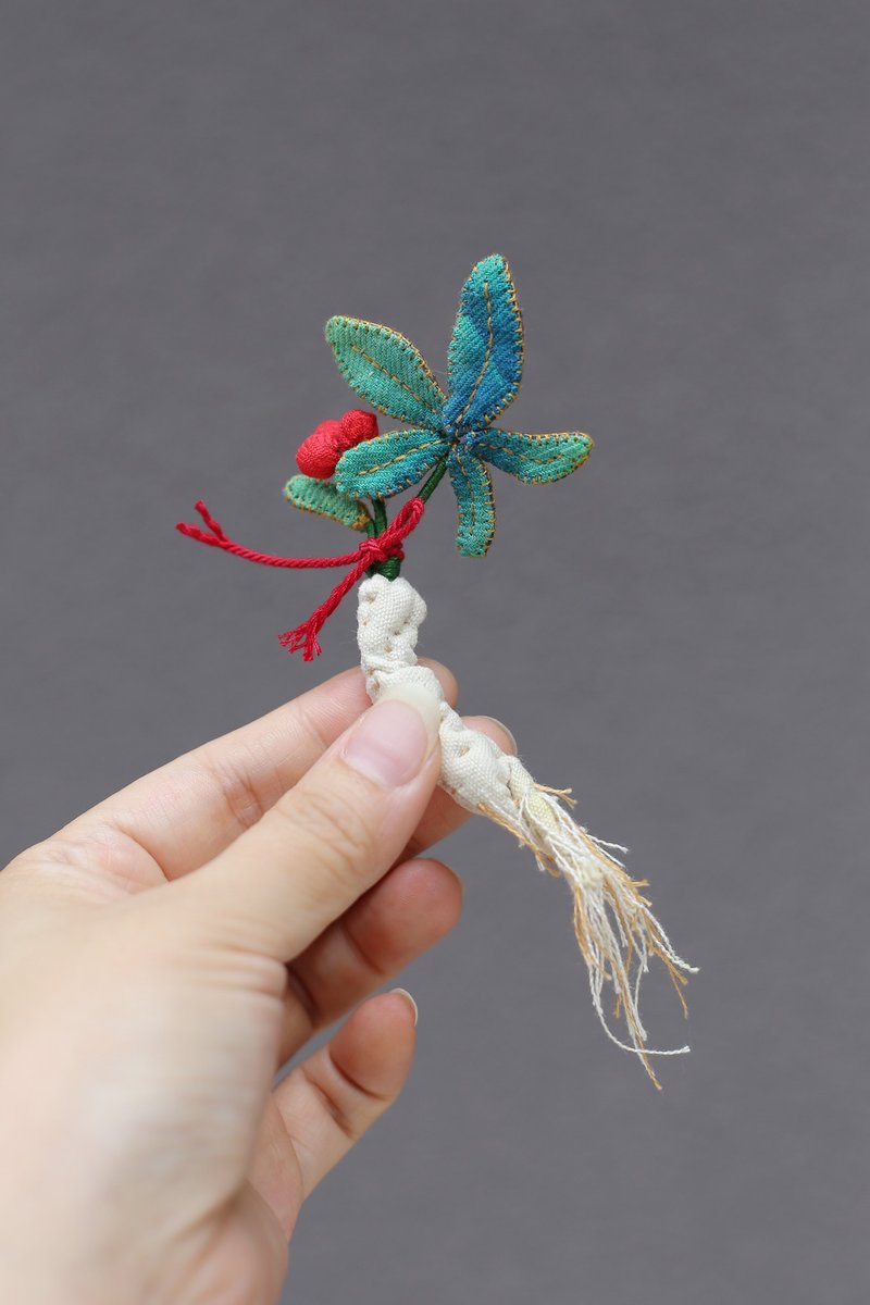 壹染指原创 全手缝 | 野山参 胸针 棉布 | 短款 | 客制 - 胸针 - 棉．麻 