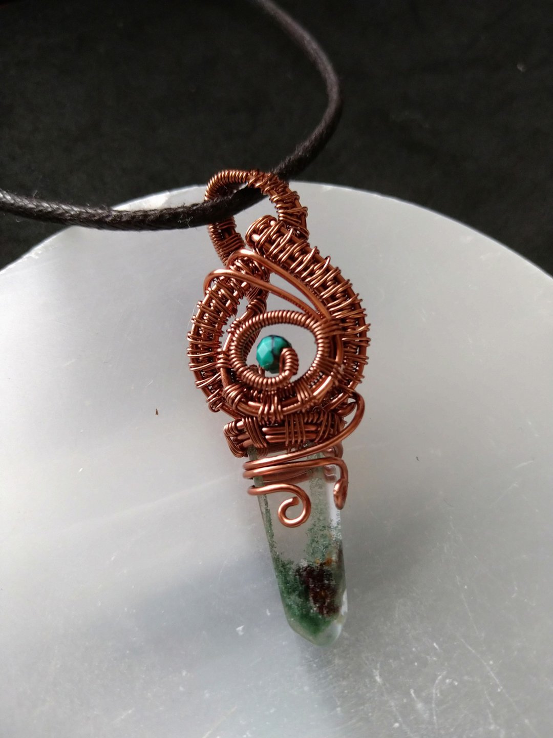 **绿幽灵石柱** 艺术铜线 水晶项链 吊坠 金属编织 手作设计 包边 - 项链 - 玉石 绿色