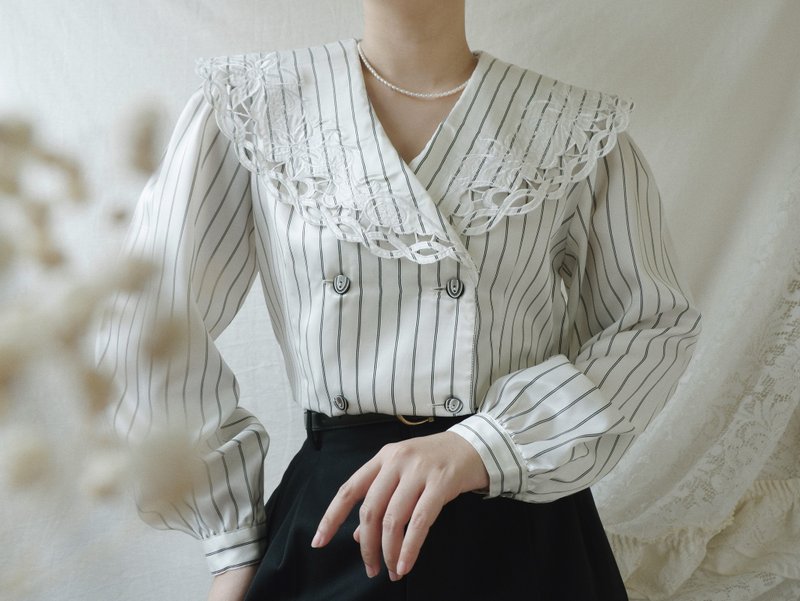 Vintage White And Black Striped Long Sleeve Blouse With Oversized Collar - 女装上衣 - 聚酯纤维 白色