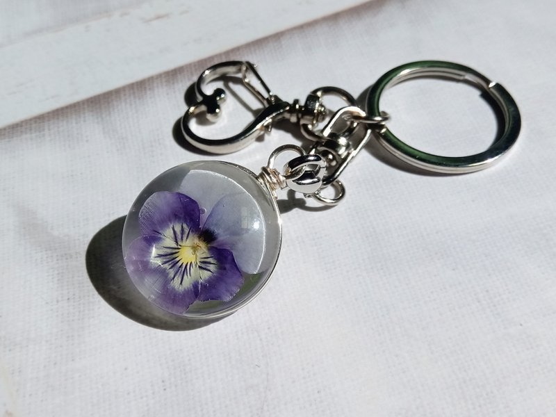 手作押花饰品 | 夏日香堇钥匙圈 | 包包吊饰 - 钥匙链/钥匙包 - 玻璃 多色