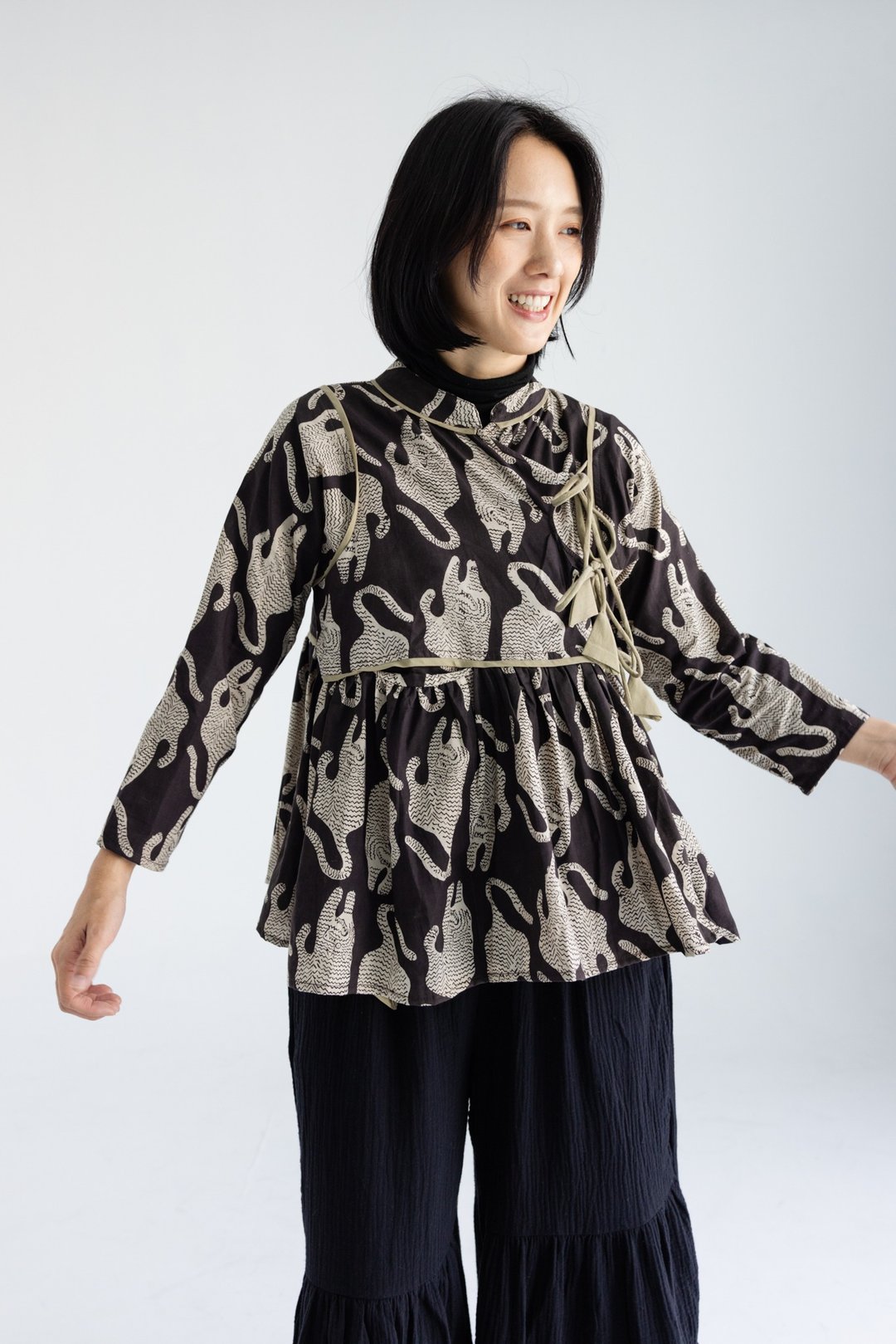 领子侧绑带长袖上衣_黑虎 - 女装上衣 - 棉．麻 黑色
