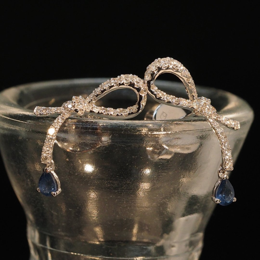18K金蓝宝石梨丝带耳环18K Gold Blue Sapphire Pear Ribbon Earr - 耳环/耳夹 - 贵金属 