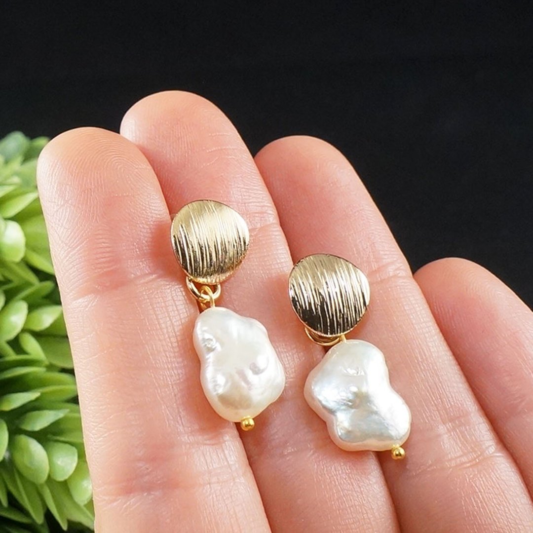 White Biwa Baroque Butterfly Pearl Golden Round Circle Earrings Woman Jewelry - 耳环/耳夹 - 珍珠 白色