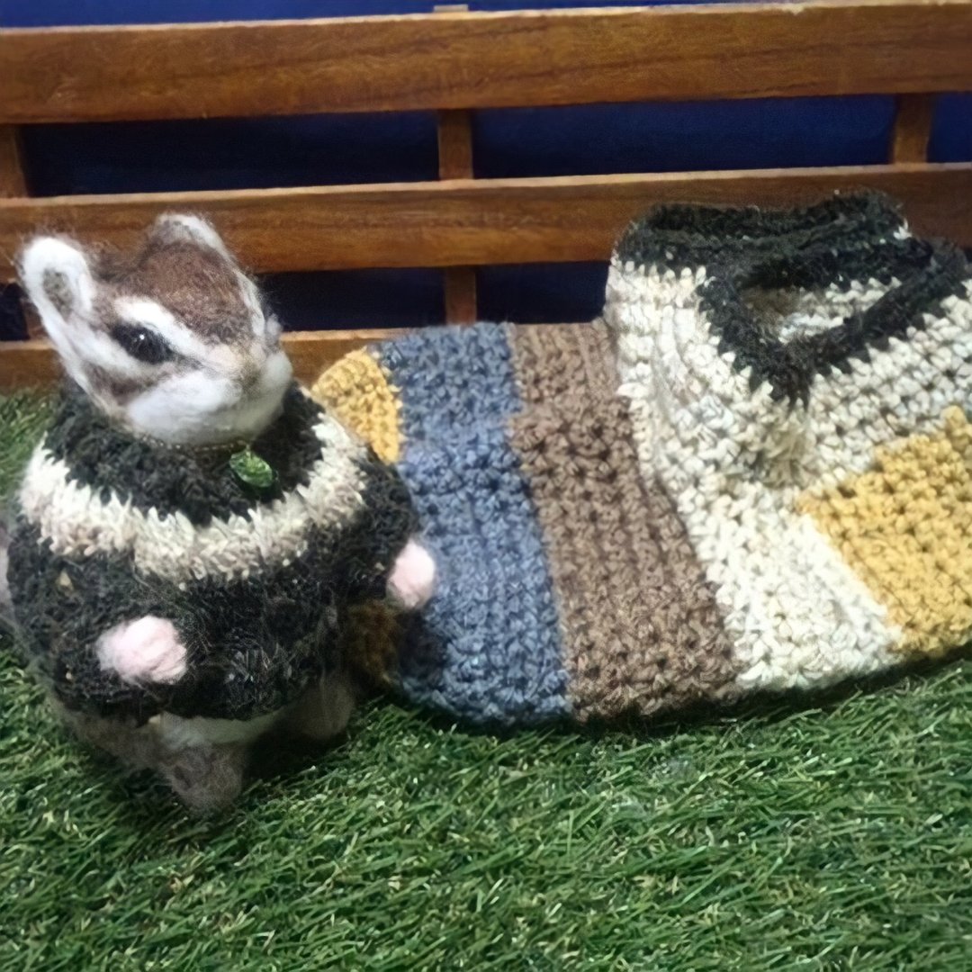 A chipmunk wearing a Nordic sweater made with wool felt and room socks for human - 玩偶/公仔 - 羊毛 