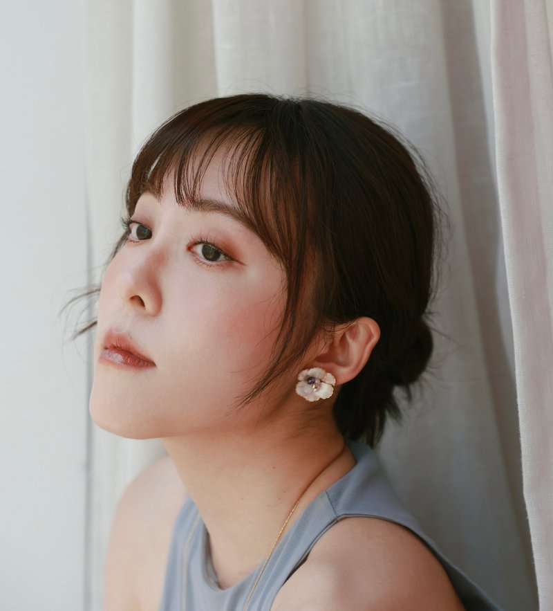 繁花经典商品- 优雅山茶花耳环耳夹 花耳环 医疗级钢针 - 耳环/耳夹 - 珐琅 白色