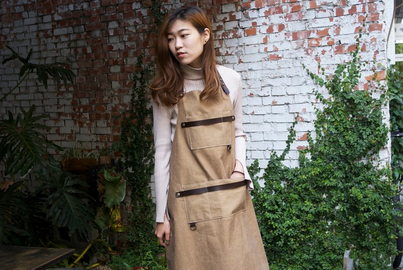 卡其x深棕 手工皮革帆布双皮革条吊环口袋围裙 - 围裙 - 真皮 卡其色
