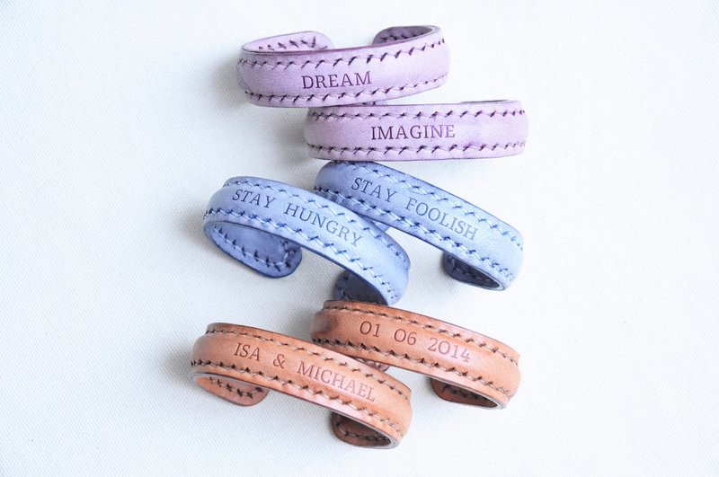 【白蜡皮革手鈪（1对装）｜Waxed Leather Bangle (A Pair) 】皮革材料包 免费压字 皮革手鈪 情侣手鈪 皮革手镯 情人节礼物 圣诞礼物 意大利皮 植鞣革 皮革DIY 白蜡皮 擦蜡皮 - 手链/手环 - 真皮 紫色