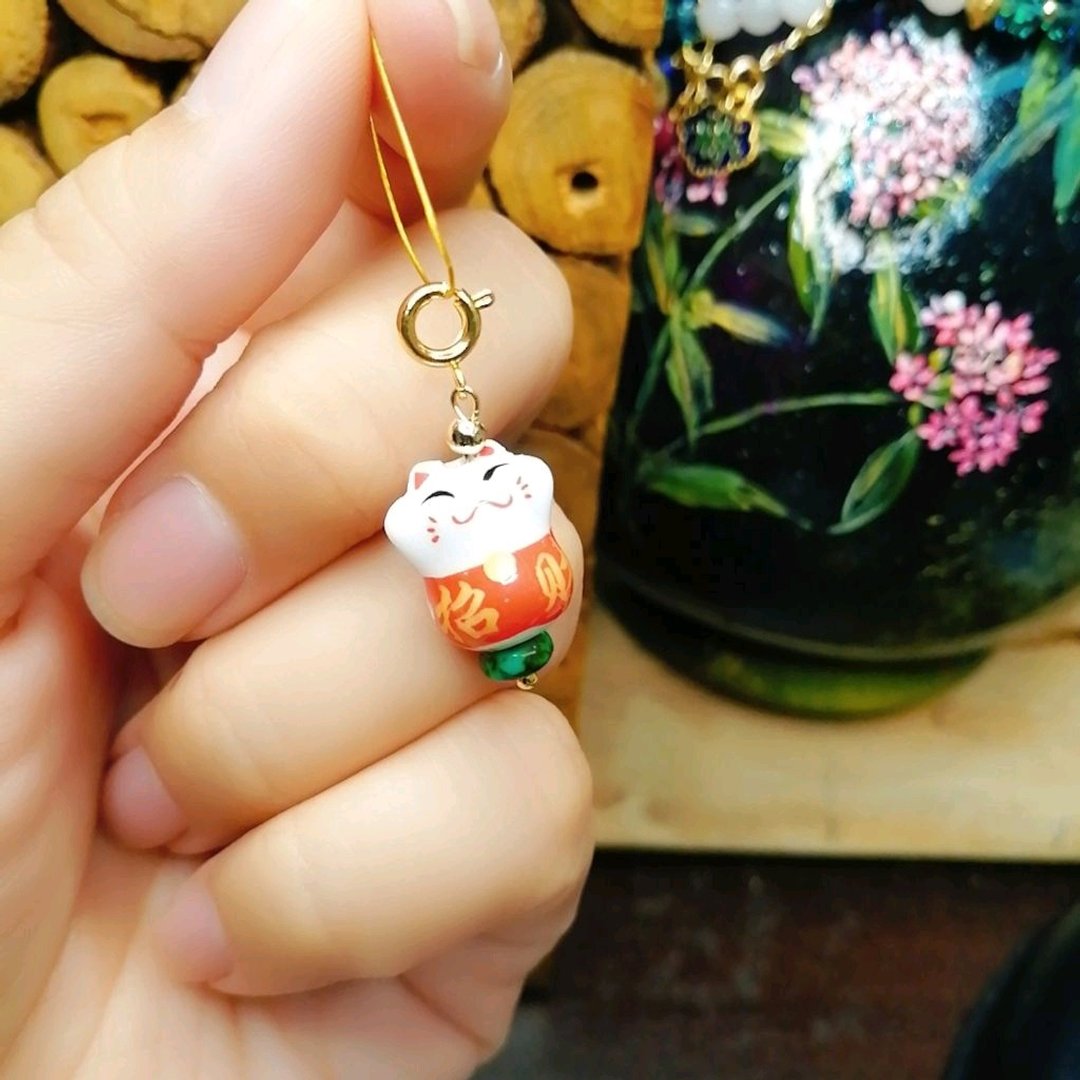 金银财宝 14K陶招财猫绿松随意扣 - 吊饰 - 瓷 