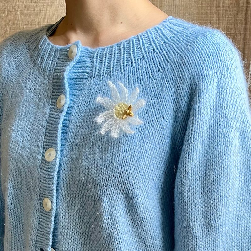 胸针/小雏菊与蜜蜂 毛海钩织 花朵胸针 - 胸针 - 羊毛 白色