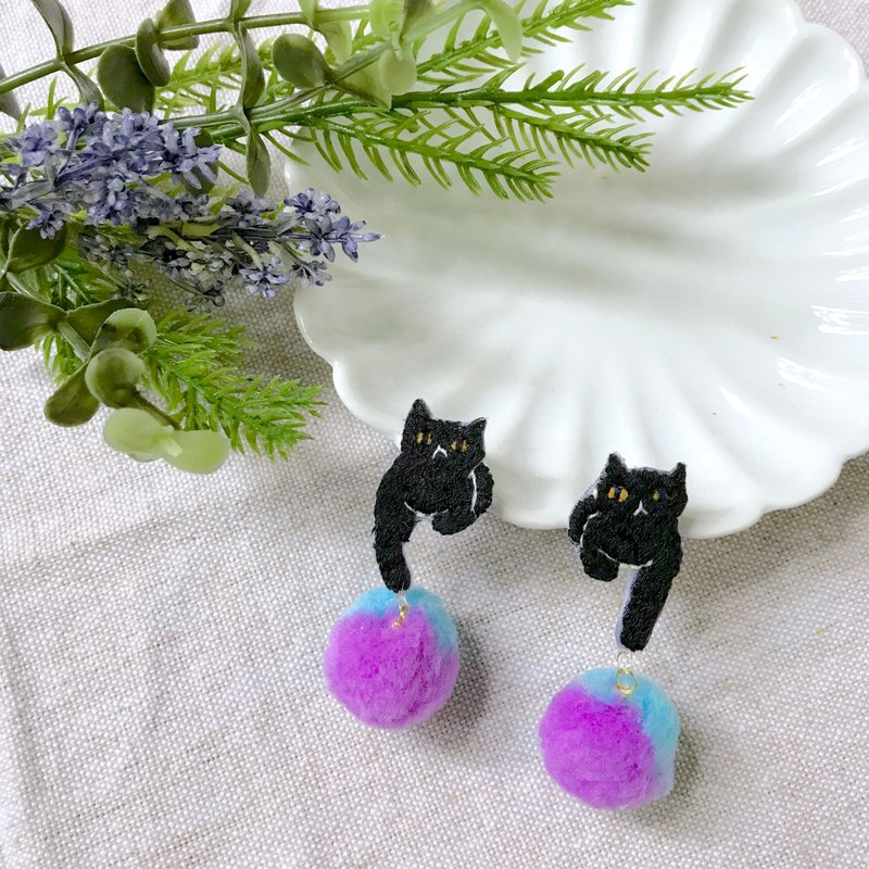 手作刺绣// 猫与毛球耳环/黑猫//单一只//可改夹式 - 耳环/耳夹 - 绣线 黑色