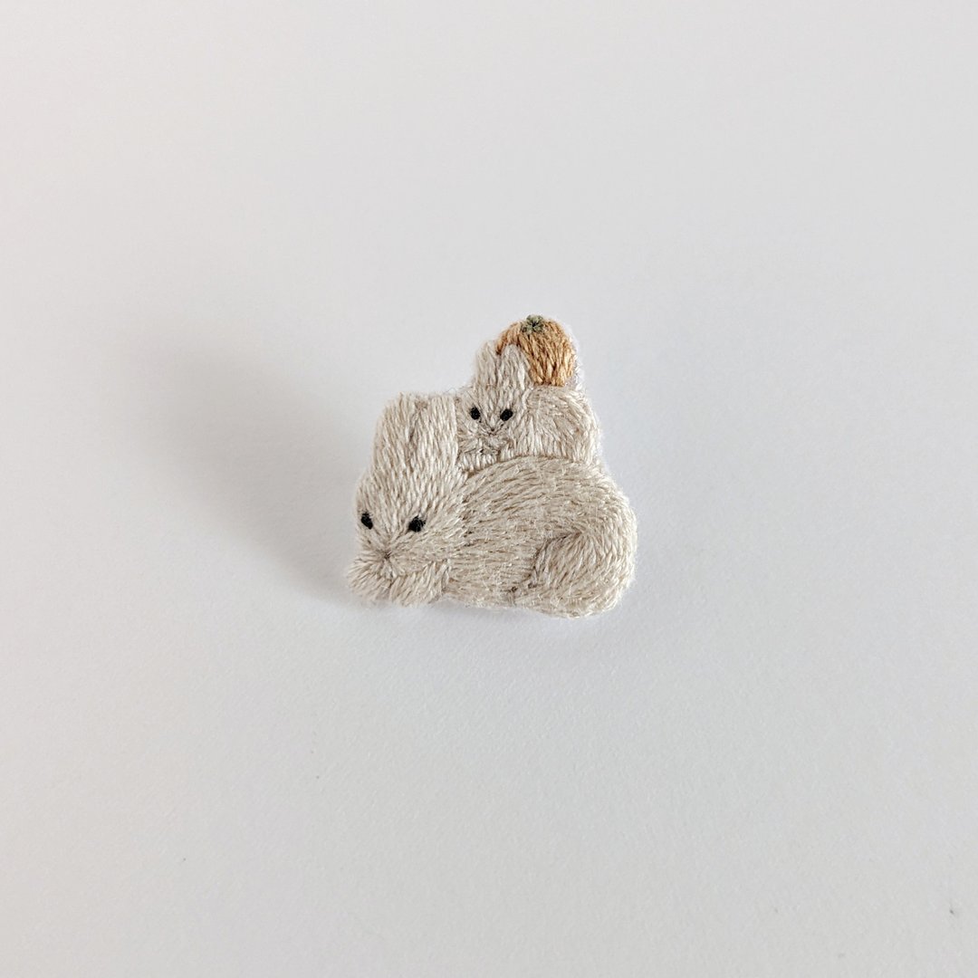 Kagami Usamochi Embroidery Brooch - 胸针 - 绣线 白色