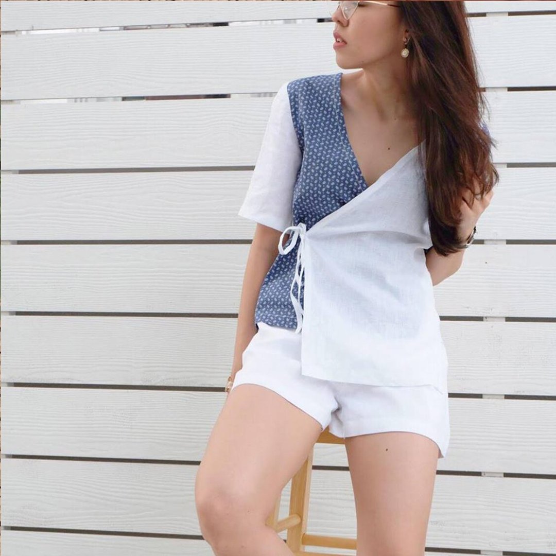Vanda wrap top featuring a V-neck.  - 女装 T 恤 - 棉 蓝色