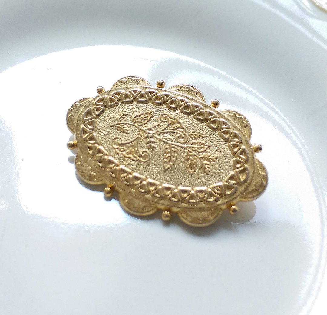 Vintage Jewelry 金色调  花卉压纹  别针  胸针 - 徽章/别针 - 其他材质 金色