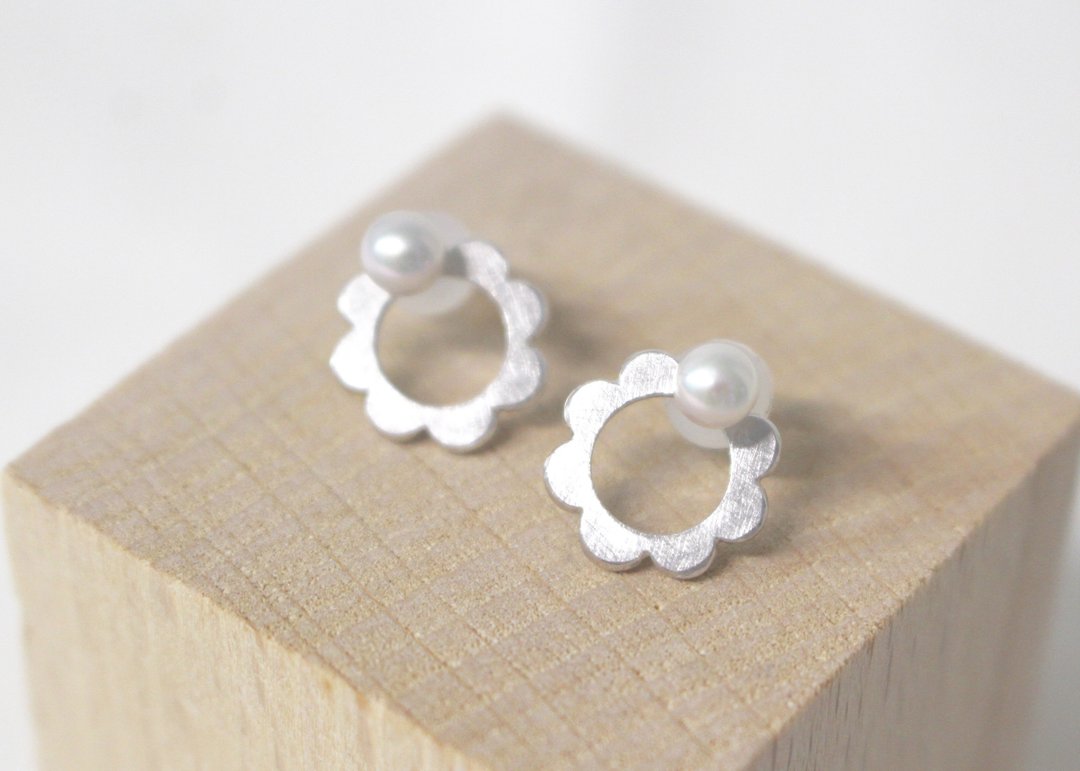 Akoya pearl flower petit pierce Silver color - 耳环/耳夹 - 宝石 灰色