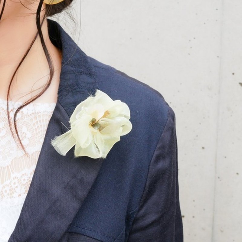 Koburi blooming corsage | Liberty, organdy and sequins. | Mimosa - 胸花/手腕花 - 其他人造纤维 黄色