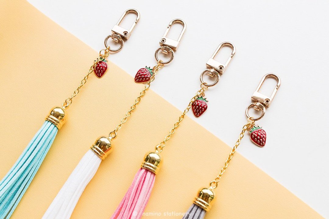 Strawberry Key Ring hand made - 钥匙链/钥匙包 - 其他金属 多色