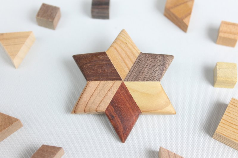 Parquet star shaped brooch - 胸针 - 木头 卡其色