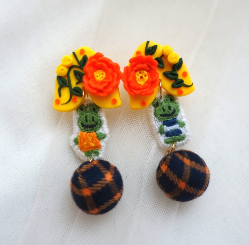 青蛙青蛙跳手作耳环 - 耳环/耳夹 - 陶 橘色