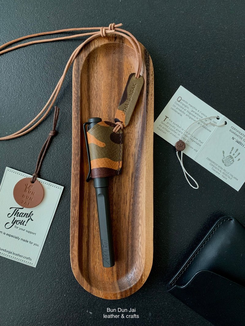 Minimal leather pen holder with lanyard - 笔筒/笔座 - 真皮 咖啡色