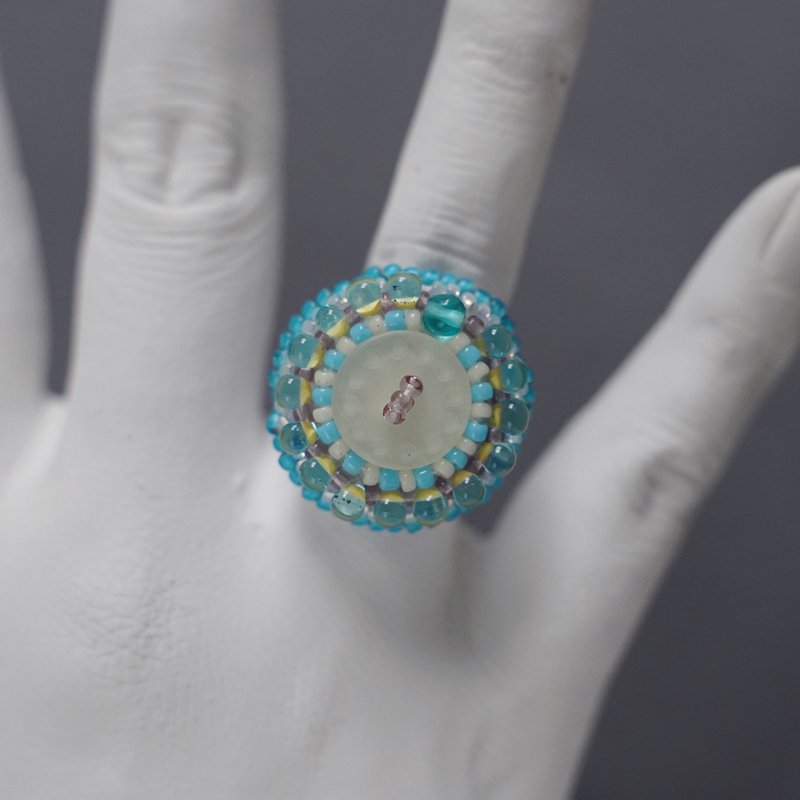 也可用作围巾环 Chatty Ring 207 均码 串珠刺绣环白蓝大环 - 戒指 - 玻璃 透明