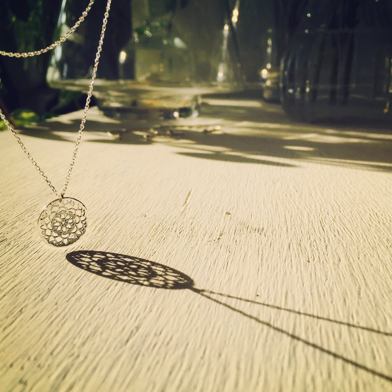 925纯银 / 镂空花项链 • 捕梦网 • 窗花 - 项链 - 纯银 银色