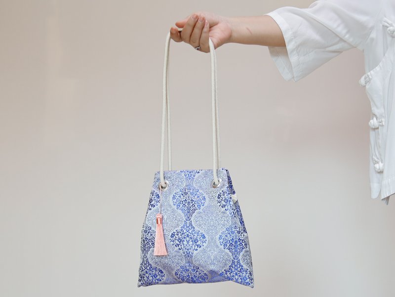 FUJIYAMA Pochette 蓝色中国风 - 可肩背、斜背的两用极简斜背包 - 手提包/手提袋 - 丝．绢 蓝色