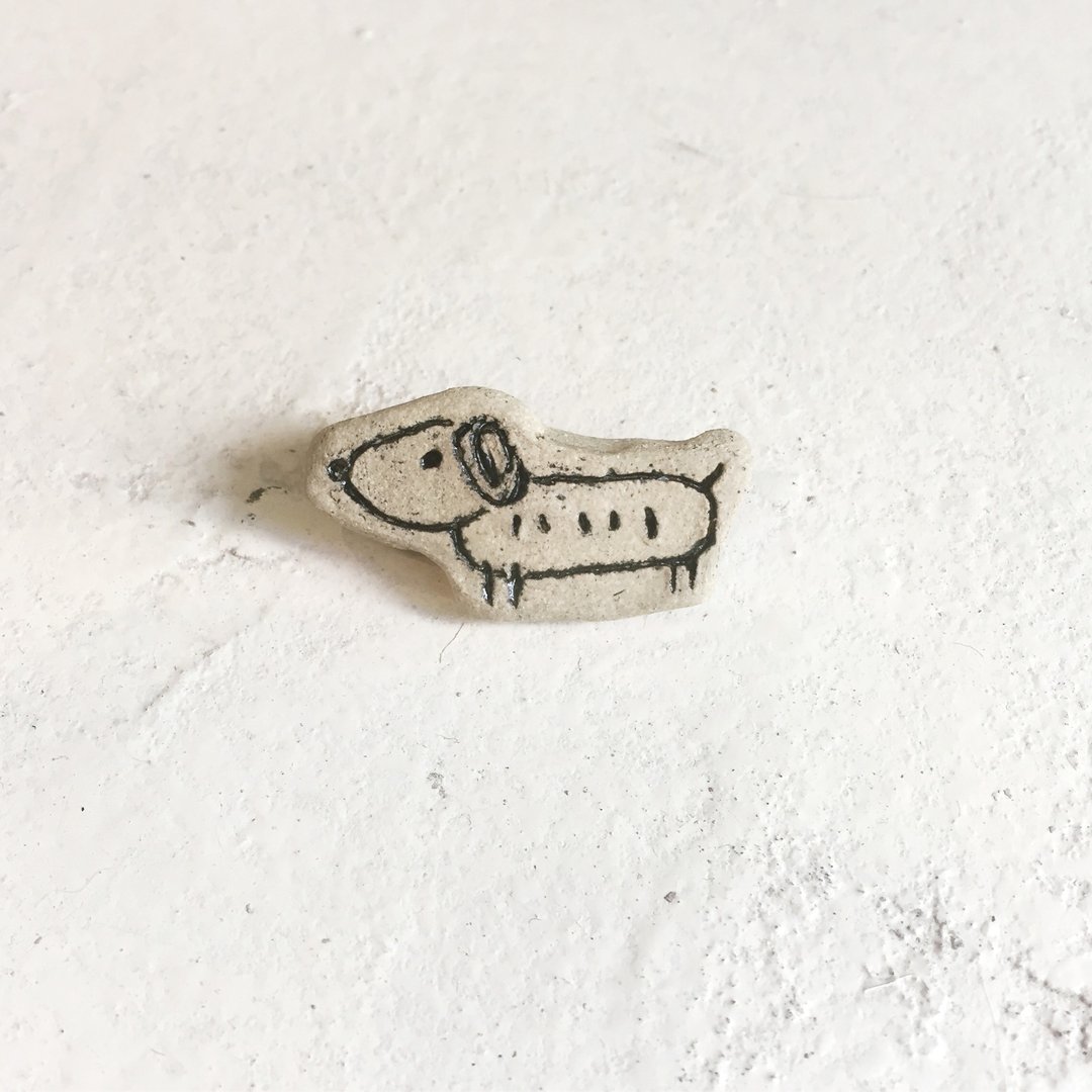 【COUTINMUK x 陶屋】· Sausage Dog · 胸针 - 胸针 - 陶 卡其色