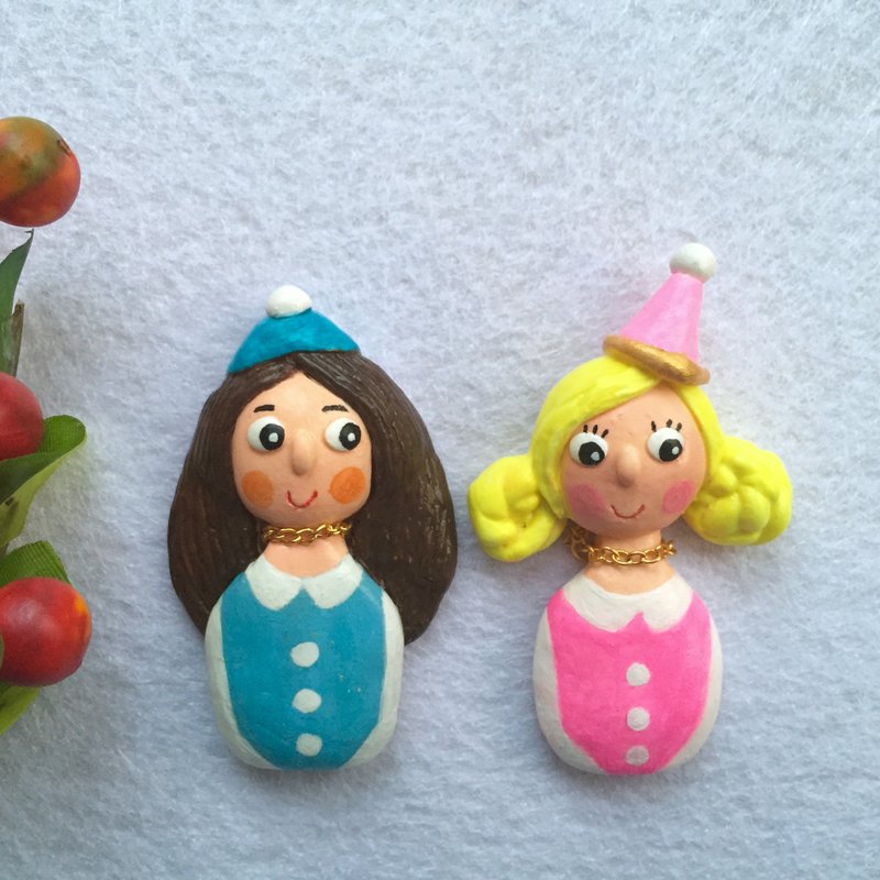 summerlol-【手工限量1个】蓝色粉色人形玩偶娃娃可爱超轻粘土纸黏土陶土胸针别针饰品 sweet girl clay brooches - 胸针 - 粘土 多色