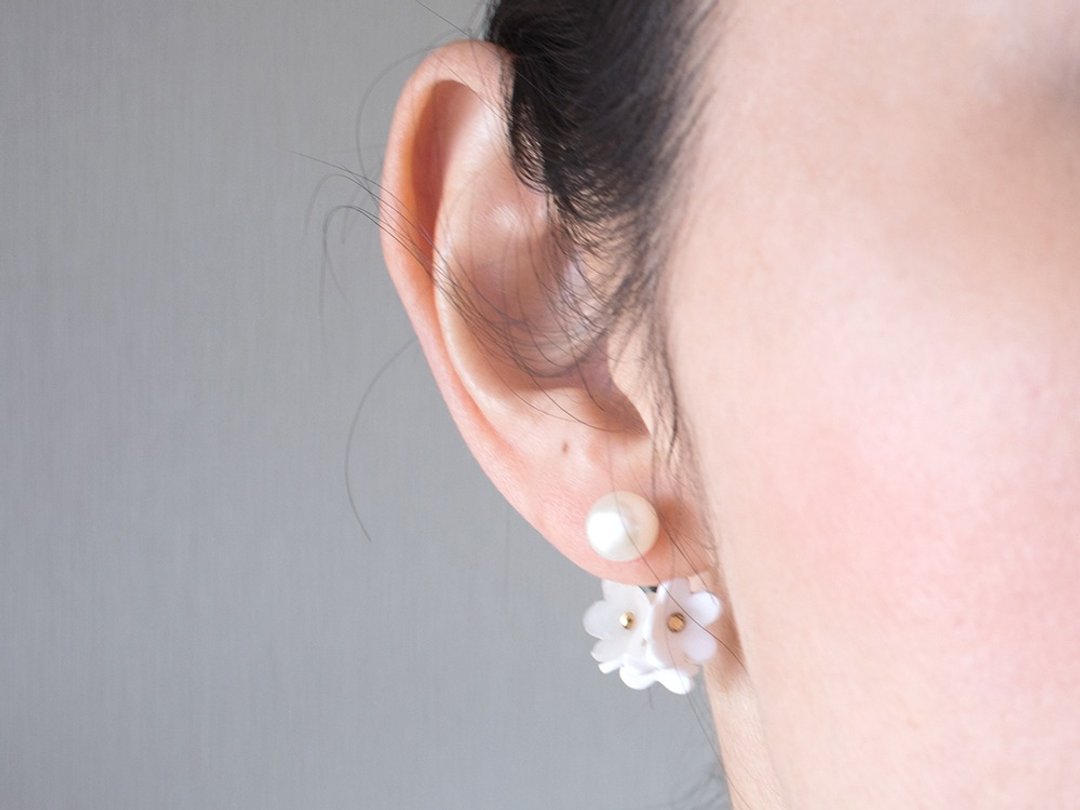 Freshwater pearl and flower back catch earrings / white - 耳环/耳夹 - 粘土 白色
