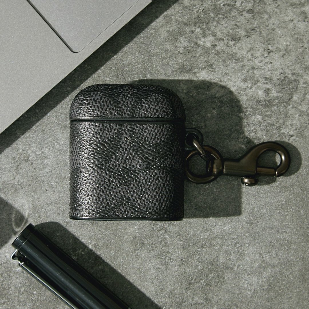 【COACH】AirPods 1/2代 精品保护壳 经典黑色大C - 耳机收纳 - 塑料 黑色