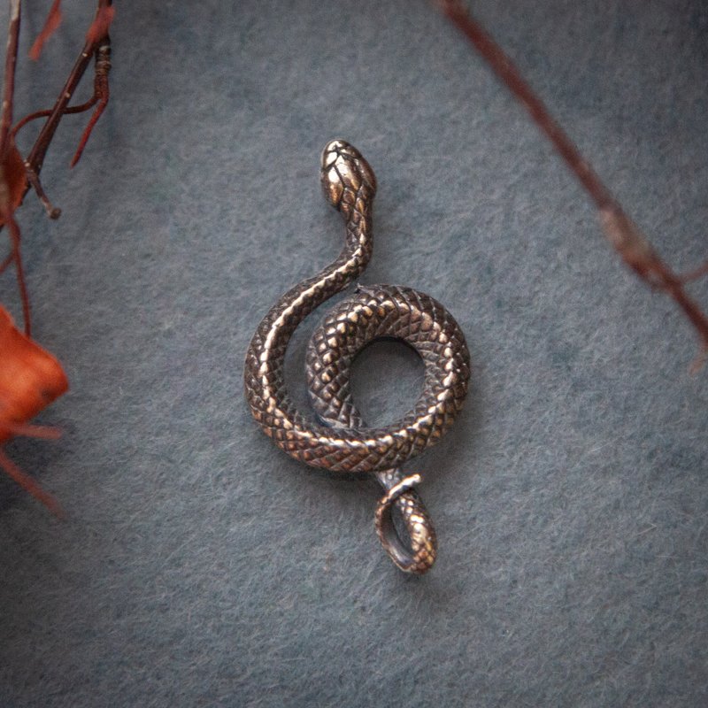 蛇形坠饰搭配皮革项绳。手工项链。蛇形饰品。赠礼 - 项链 - 其他金属 橘色