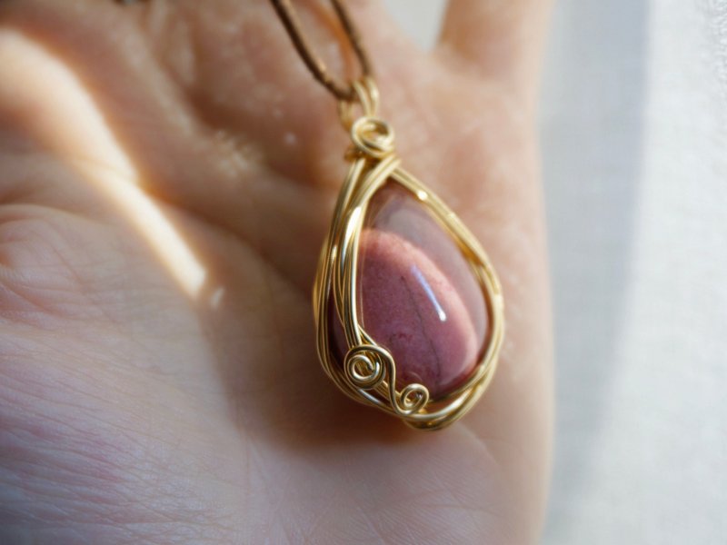 【Ms Children】天然蔷薇石金色铜线吊坠项链 手工绕线 - 项链 - 半宝石 