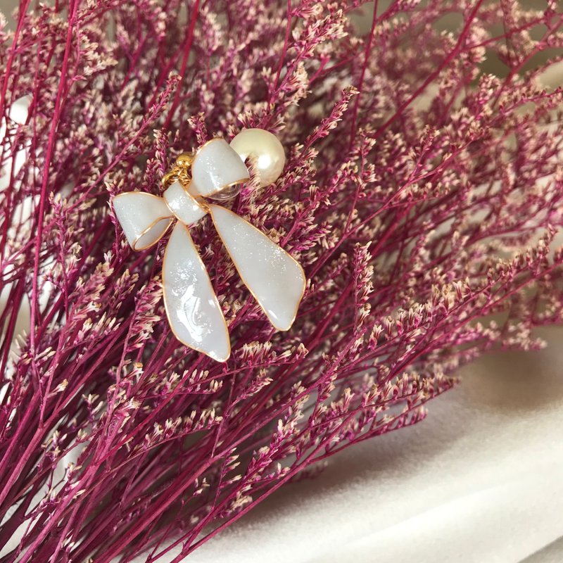 墨雅- 珍珠蝴蝶结耳夹  树脂耳夹 有无耳洞都可以佩戴 接单制作 - 耳环/耳夹 - 树脂 灰色