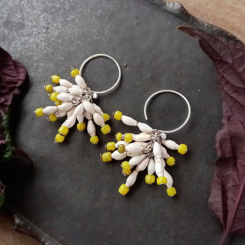 Job's Tears（薏苡种子）淋浴耳饰 黄色 / 挂钩耳针或夹耳夹 / 卡伦银饰 / 泰国清迈 / 公平贸易 - 耳环/耳夹 - 银 白色