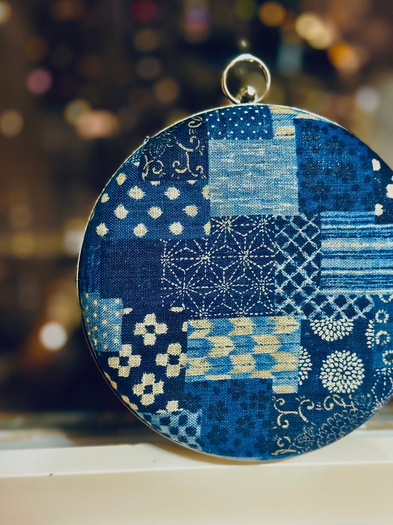 拼贴仿旧牛仔布小圆包 - 可手拿/ 斜背/ 婚礼姊妹礼物 - 手拿包 - 棉．麻 蓝色