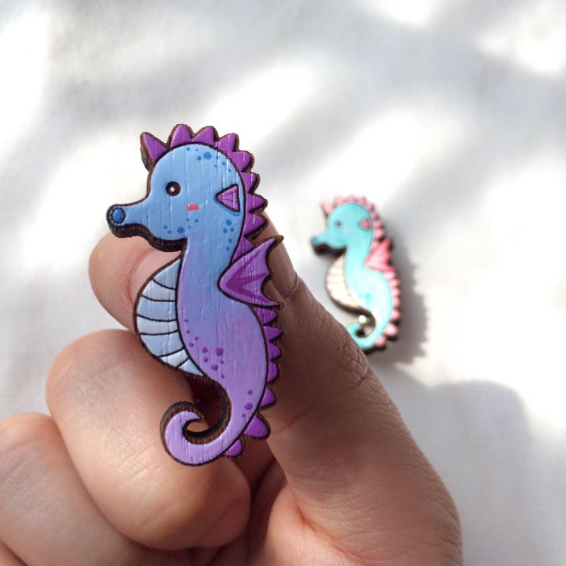 Wooden brooch seahorse - 胸针 - 木头 紫色