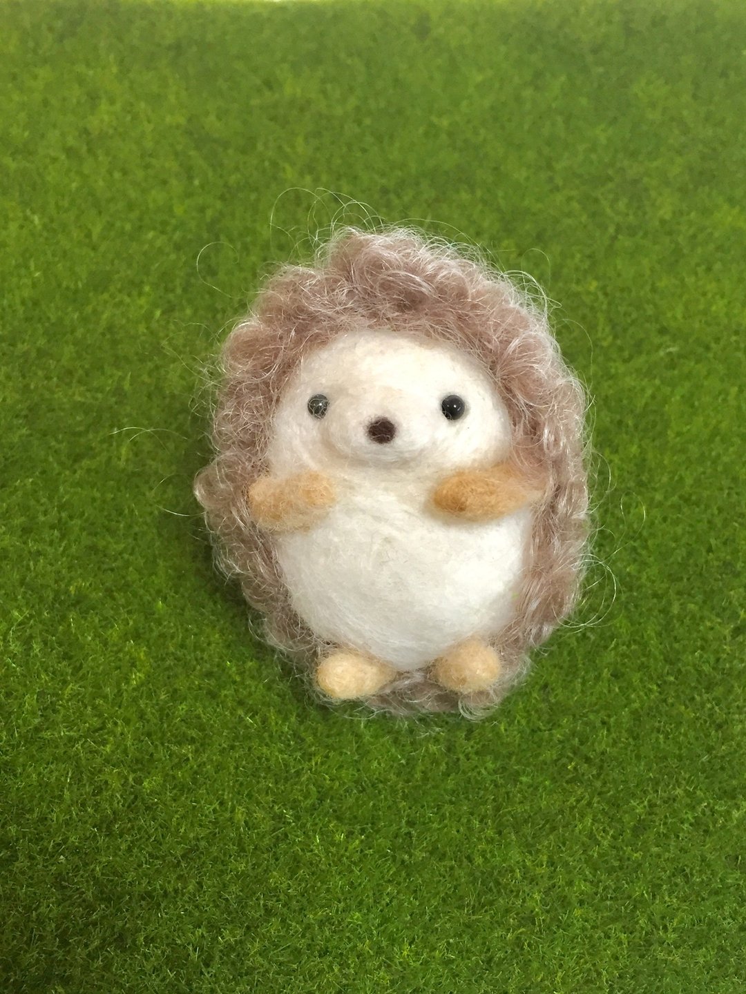 Wool felt hedgehog boy brooch bag charm - 胸针 - 羊毛 咖啡色