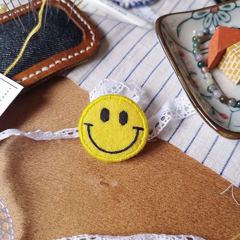 Embroidery  : Yellow Smiley Face Pin - 胸针 - 绣线 
