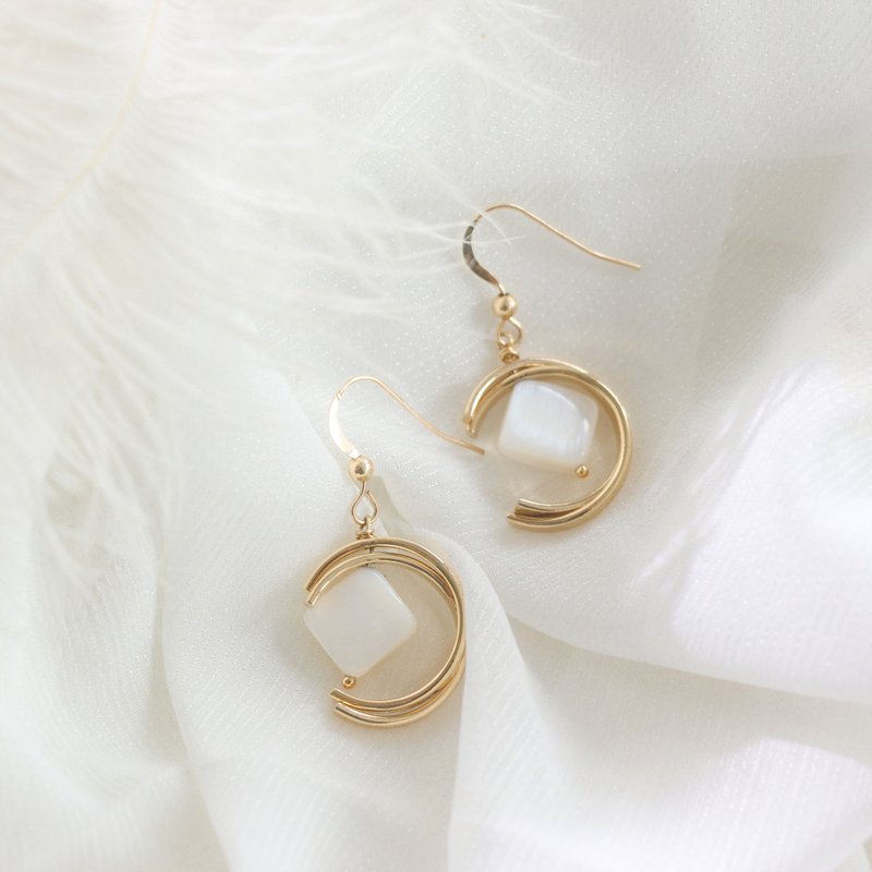 方圆 14kgf 金色几何弧形贝壳耳环 礼盒包装 可改夹式 快速出貨 - 耳环/耳夹 - 贝壳 金色