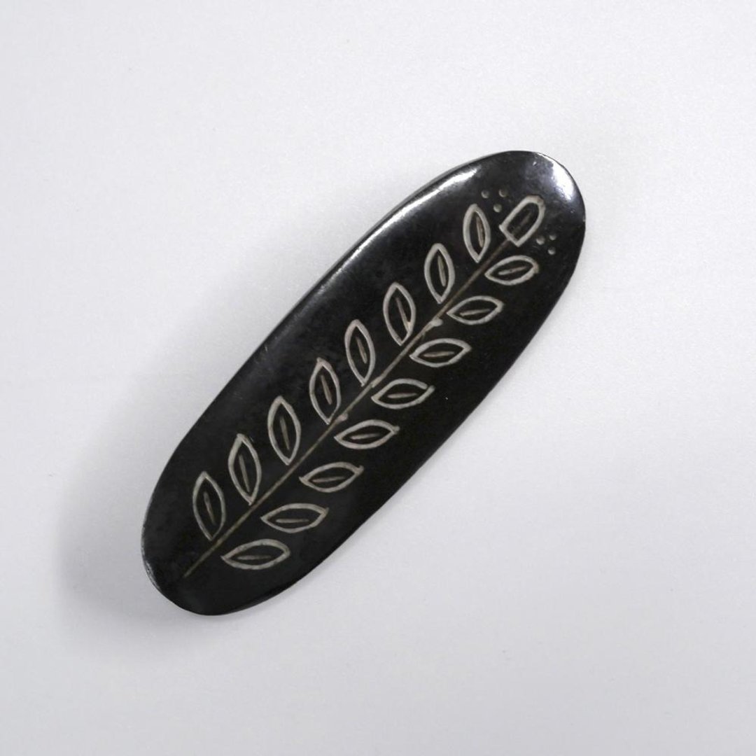 Buffalo Bone Brooch / Circle Leaf Black - 胸针 - 环保材料 