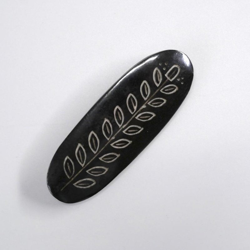 Buffalo Bone Brooch / Circle Leaf Black - 胸针 - 环保材料 