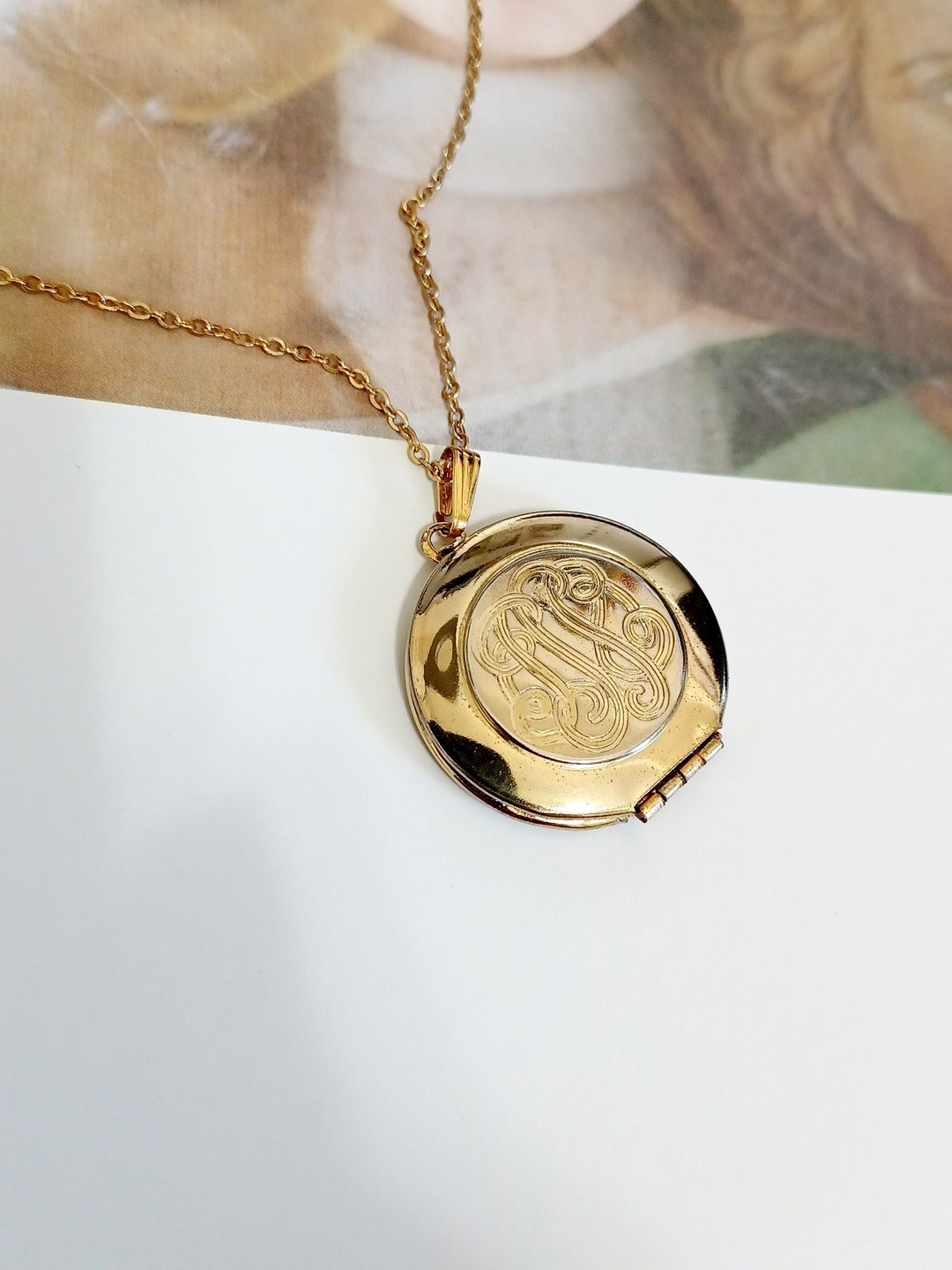 vintage jewelry 古典圆形金色浮雕相框项链 - 项链 - 其他金属 